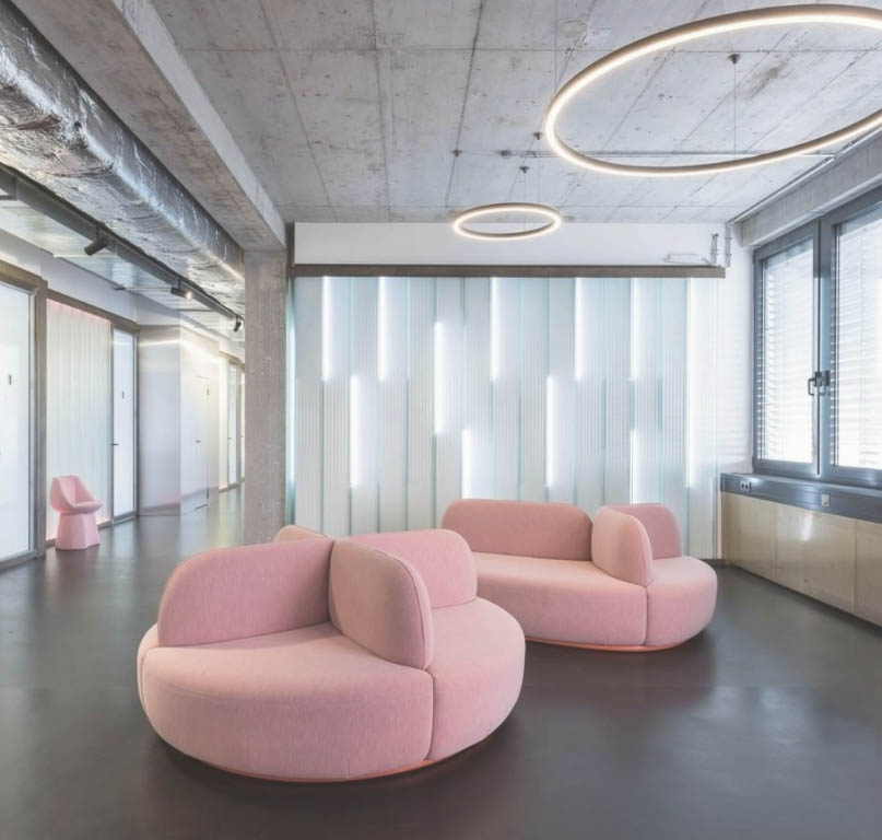 Pinke Sofas des Wartezimmers in der Praxis MVZ urban dentist